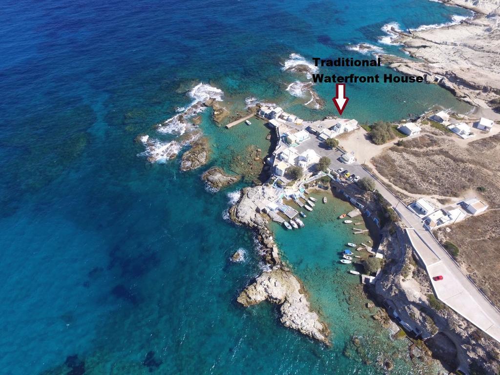 Traditional Waterfront House Mandrakia Стая снимка